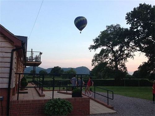 Big Bear Lodge Melverley ภายนอก รูปภาพ